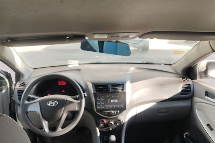 Used Hyundai Verna (older generation) 2014 1.4L Automatic Smart GLS Center Console
