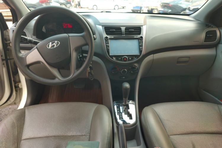 Used Hyundai Verna (older generation) 2014 1.4L Automatic Smart GLS Center Console