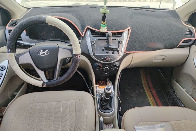 Used Hyundai Verna (older generation) 2014 1.4L Manual Smart GLS Trim Center Console
