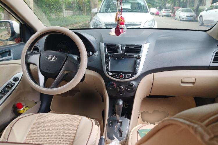 Used Hyundai Verna (older generation) 2014 1.4L Automatic Smart GLS Center Console