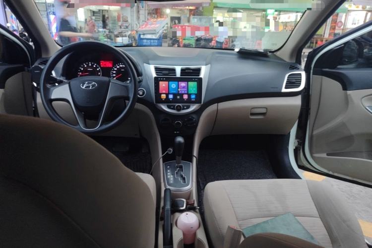 Used Hyundai Verna (older generation) 2014 1.4L Automatic Leading-Edge GLX Center Console