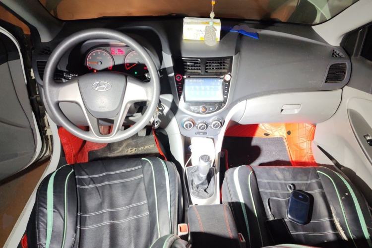 Used Hyundai Verna (older generation) 2014 1.4L Manual Smart GLS Trim Center Console