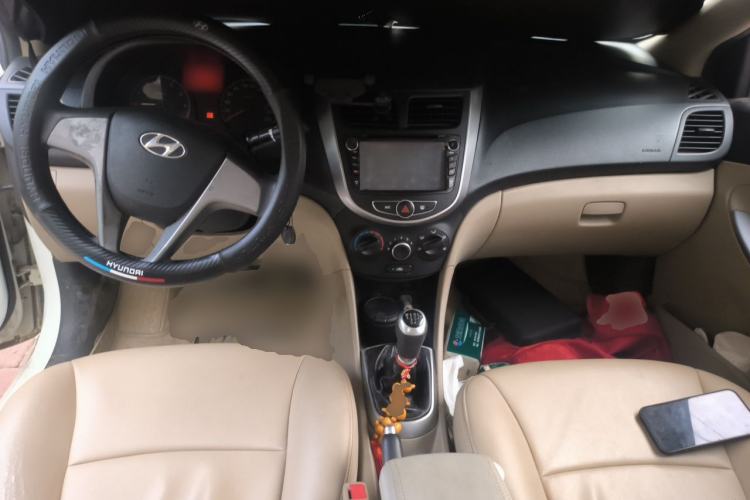 Used Hyundai Verna (older generation) 2014 1.4L Manual Smart GLS Trim Center Console