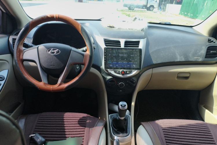 Used Hyundai Verna (older generation) 2014 1.4L Manual Smart GLS Trim Center Console