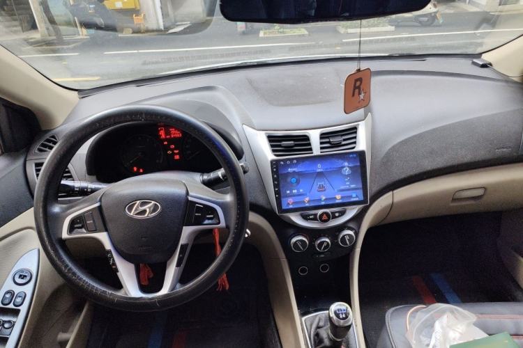 Used Hyundai Verna (older generation) 2014 1.4L Manual Smart GLS Trim Center Console