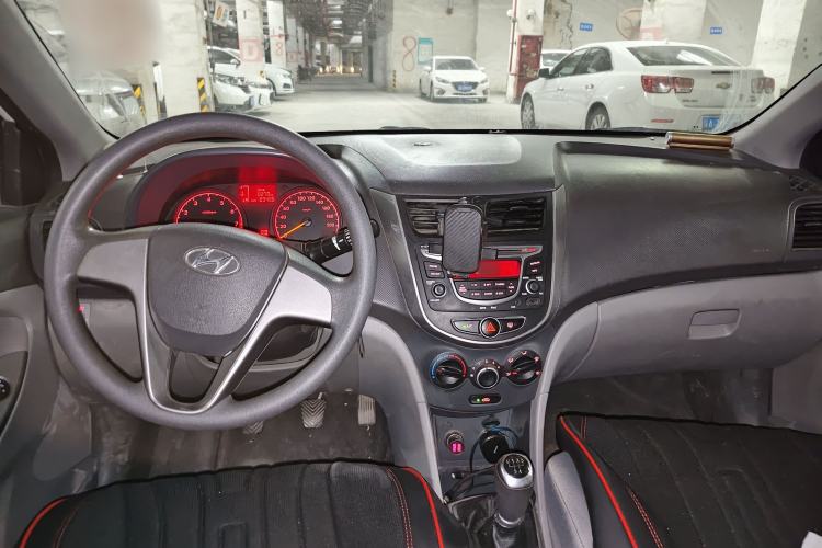Used Hyundai Verna (older generation) 2014 1.4L Manual Smart GLS Trim Center Console