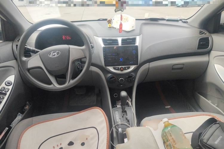 Used Hyundai Verna (older generation) 2014 1.4L Automatic Smart GLS Center Console