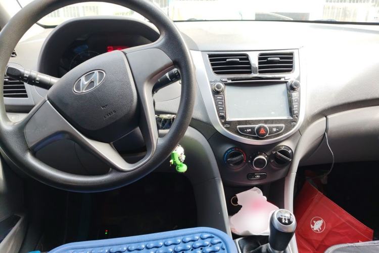 Used Hyundai Verna (older generation) 2014 1.4L Manual Smart GLS Trim Center Console