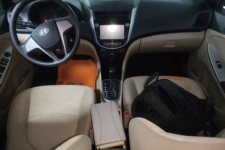 Used Hyundai Verna (older generation) 2014 1.4L Automatic Smart GLS Center Console