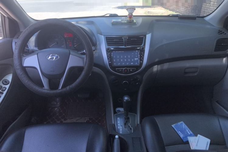 Used Hyundai Verna (older generation) 2014 1.4L Automatic Smart GLS Center Console