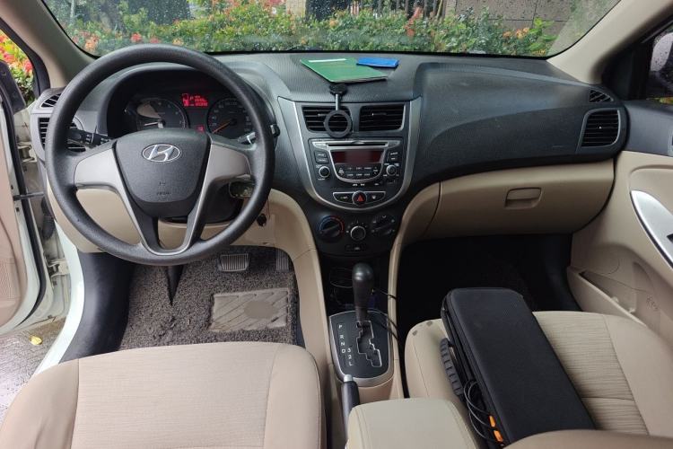 Used Hyundai Verna (older generation) 2014 1.4L Automatic Smart GLS Center Console