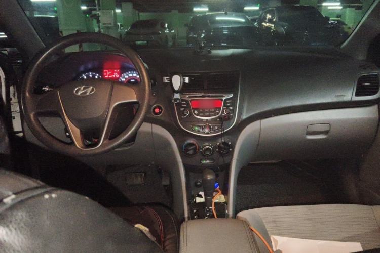 Used Hyundai Verna (older generation) 2014 1.4L Automatic Leading-Edge GLX Center Console