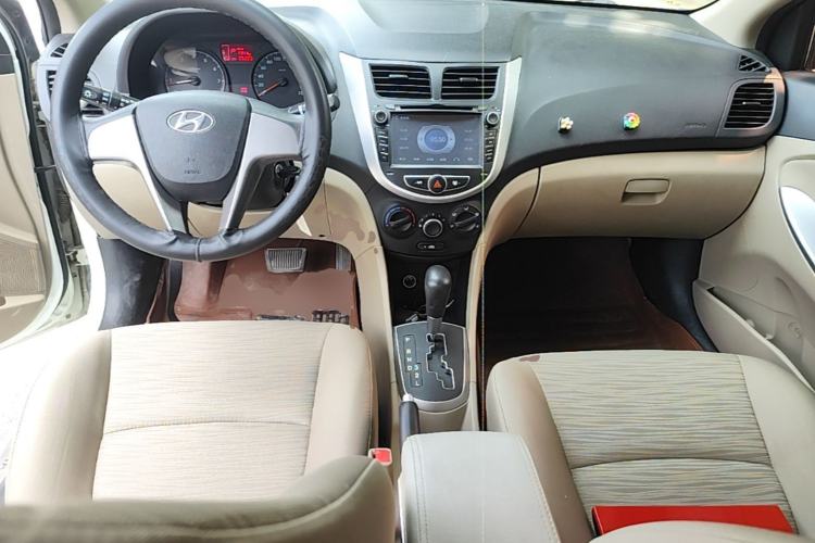 Used Hyundai Verna (older generation) 2014 1.4L Automatic Smart GLS Center Console