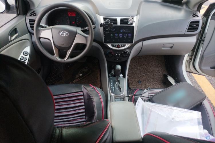 Used Hyundai Verna (older generation) 2014 1.4L Automatic Smart GLS Center Console