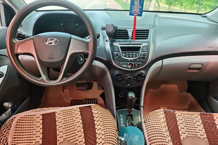 Used Hyundai Verna (older generation) 2014 1.4L Automatic Smart GLS Center Console