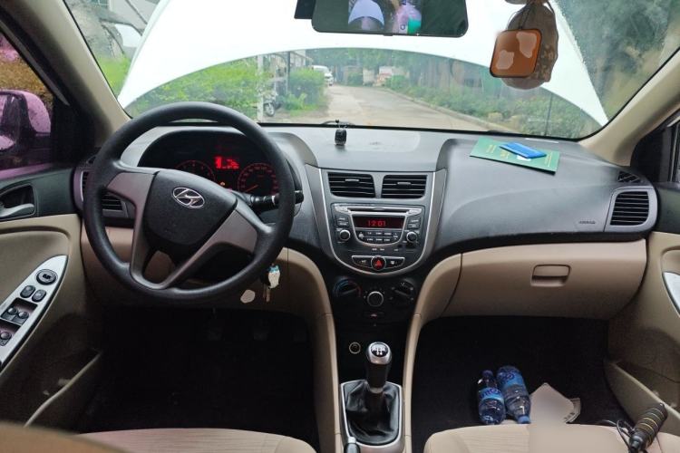 Used Hyundai Verna (older generation) 2014 1.4L Manual Smart GLS Trim Center Console