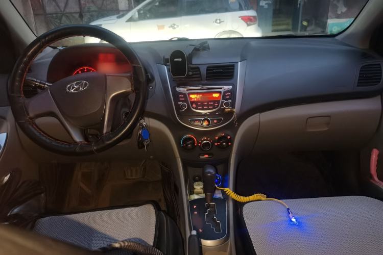 Used Hyundai Verna (older generation) 2014 1.4L Automatic Fashion GS Model Center Console