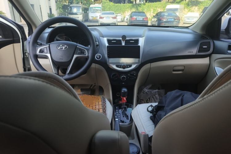Used Hyundai Verna (older generation) 2014 1.6L Automatic Leading-Edge GLX Center Console