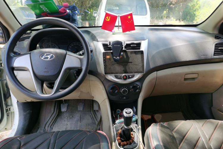 Used Hyundai Verna (older generation) 2014 1.4L Manual Fashion GS Model Center Console