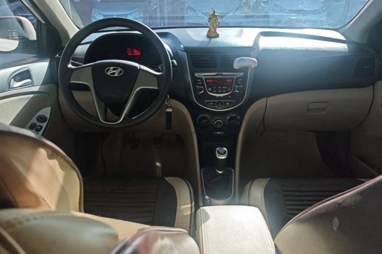 Used Hyundai Verna (older generation) 2014 1.4L Manual Smart GLS Trim Center Console
