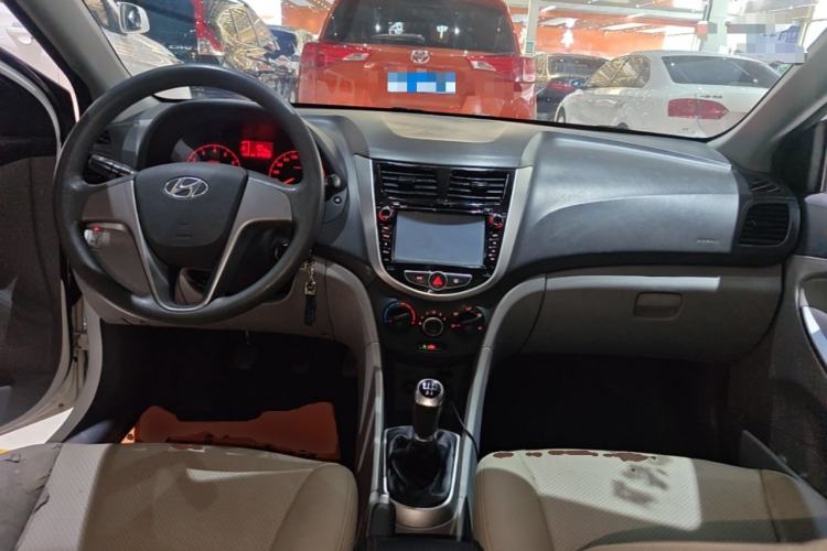 Used Hyundai Verna (older generation) 2014 1.4L Manual Smart GLS Trim Center Console