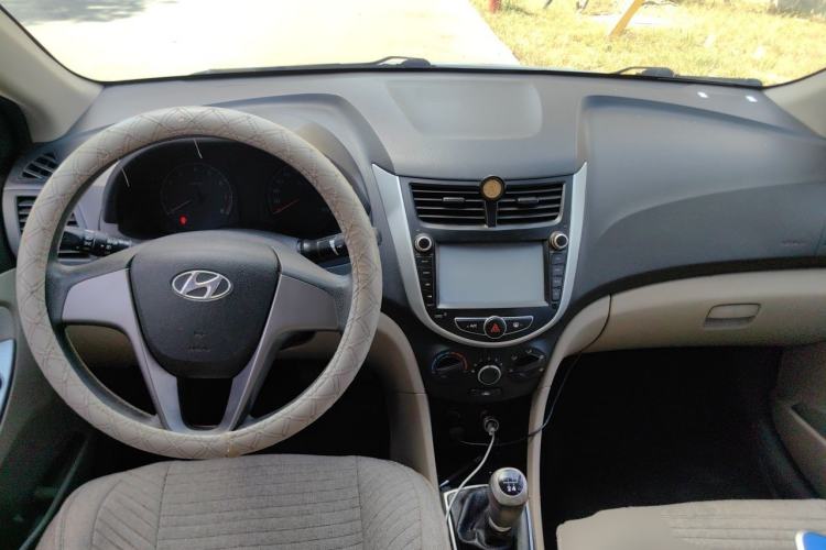 Used Hyundai Verna (older generation) 2014 1.4L Manual Smart GLS Trim Center Console