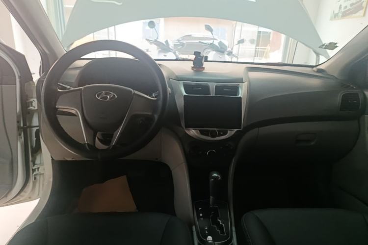Used Hyundai Verna (older generation) 2014 1.4L Automatic Smart GLS Center Console
