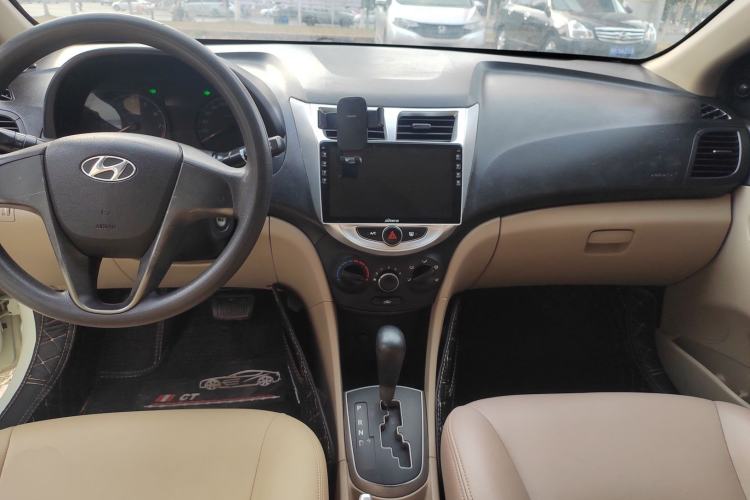 Used Hyundai Verna (older generation) 2014 1.4L Automatic Fashion GS Model Center Console