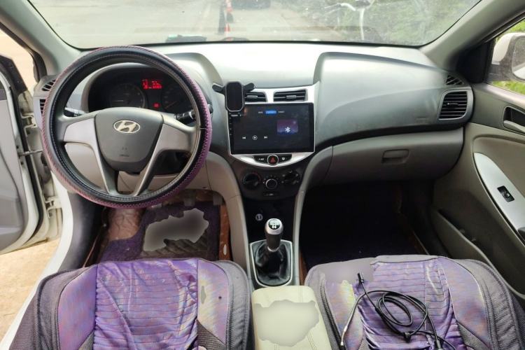 Used Hyundai Verna (older generation) 2014 1.4L Manual Smart GLS Trim Center Console