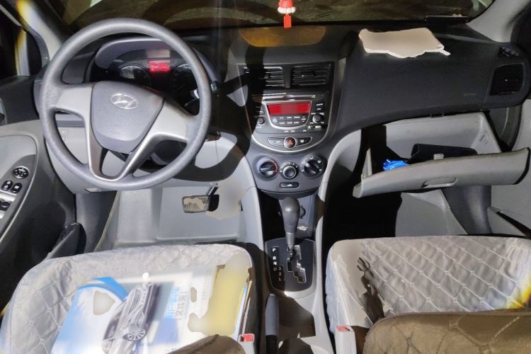Used Hyundai Verna (older generation) 2014 1.4L Automatic Smart GLS Center Console