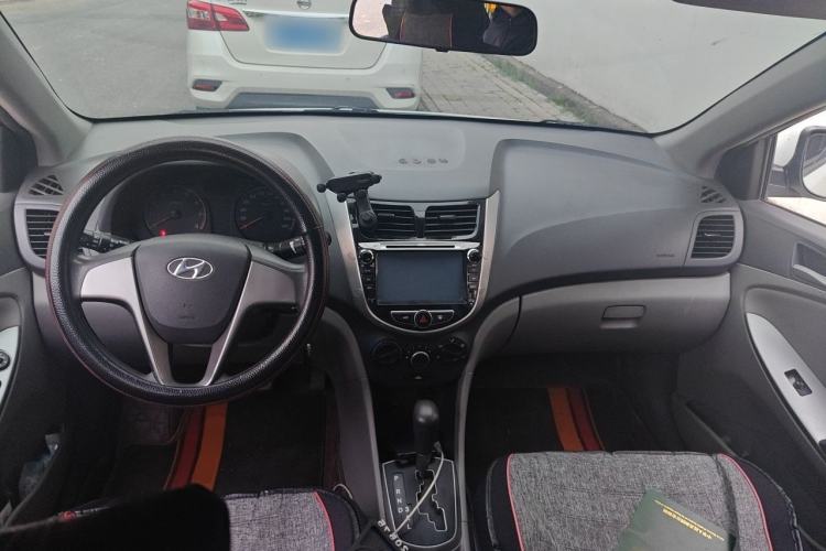 Used Hyundai Verna (older generation) 2014 1.4L Automatic Smart GLS Center Console