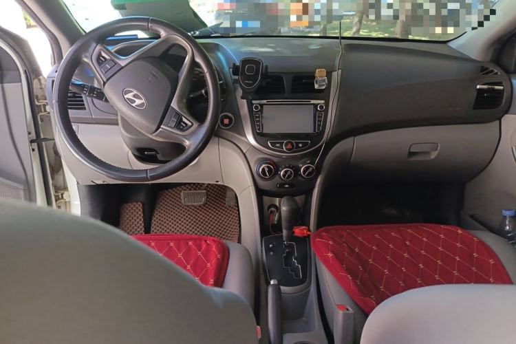 Used Hyundai Verna (older generation) 2014 1.4L Automatic Leading-Edge GLX Center Console