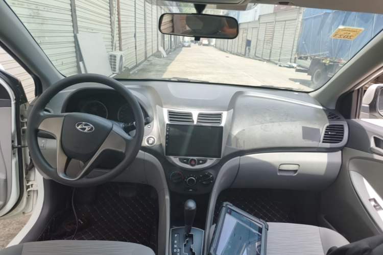 Used Hyundai Verna (older generation) 2014 1.4L Automatic Leading-Edge GLX Center Console