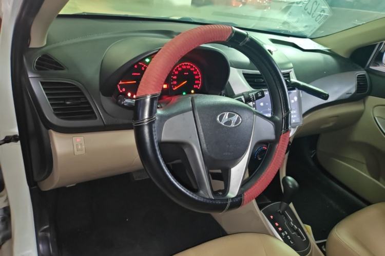 Used Hyundai Verna (older generation) 2014 1.4L Automatic Smart GLS Center Console