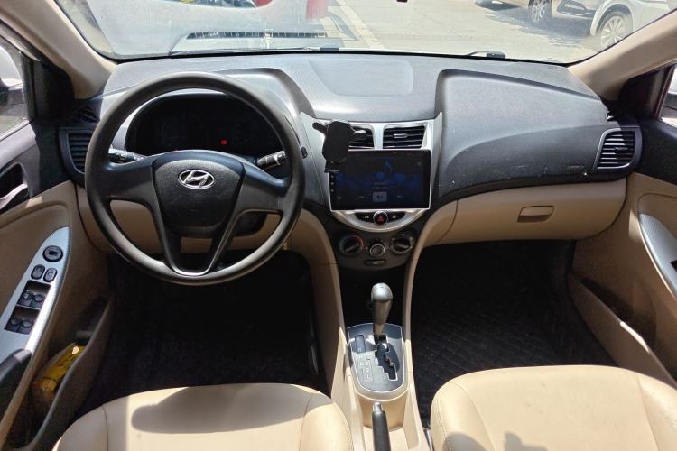 Used Hyundai Verna (older generation) 2014 1.4L Automatic Smart GLS Center Console
