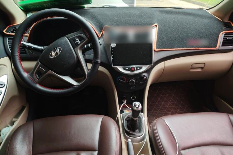 Used Hyundai Verna (older generation) 2014 1.4L Manual Smart GLS Trim Center Console