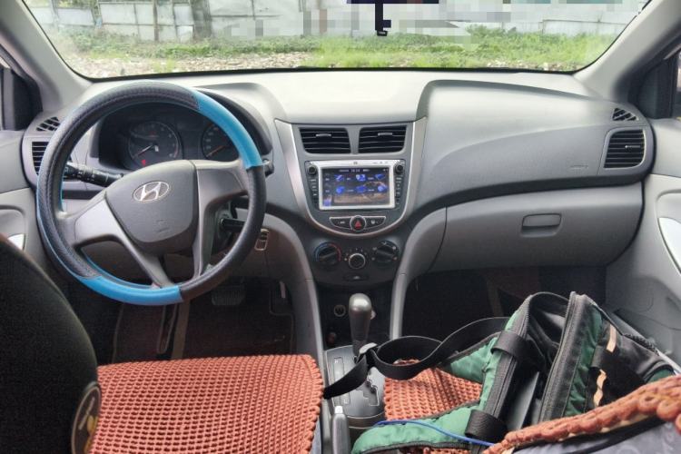 Used Hyundai Verna (older generation) 2014 1.4L Automatic Smart GLS Center Console