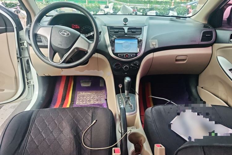 Used Hyundai Verna (older generation) 2014 1.4L Automatic Smart GLS Center Console