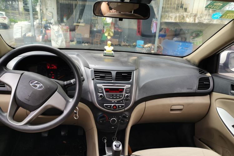 Used Hyundai Verna (older generation) 2014 1.4L Manual Smart GLS Trim Center Console