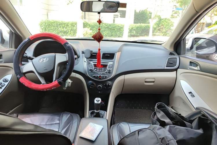 Used Hyundai Verna (older generation) 2014 1.4L Manual Smart GLS Trim Center Console