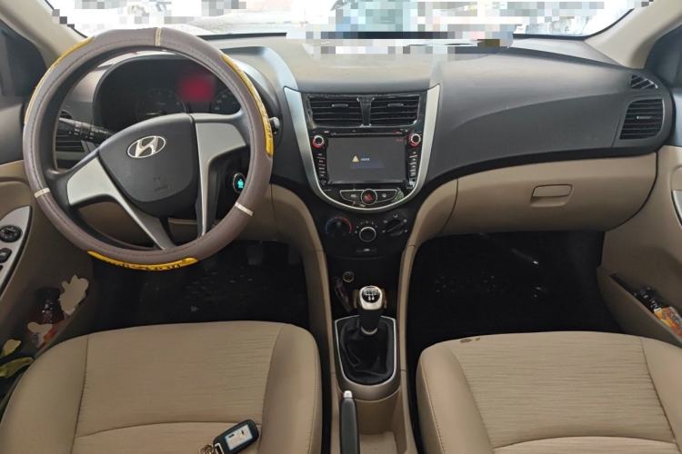 Used Hyundai Verna (older generation) 2014 1.4L Manual Smart GLS Trim Center Console