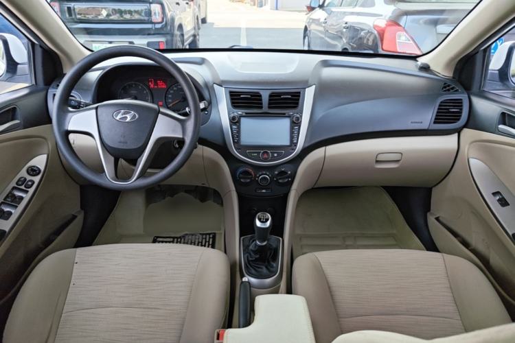 Used Hyundai Verna (older generation) 2014 1.4L Manual Smart GLS Trim Center Console