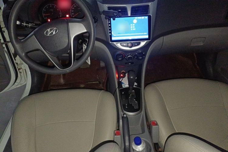 Used Hyundai Verna (older generation) 2014 1.4L Automatic Smart GLS Center Console