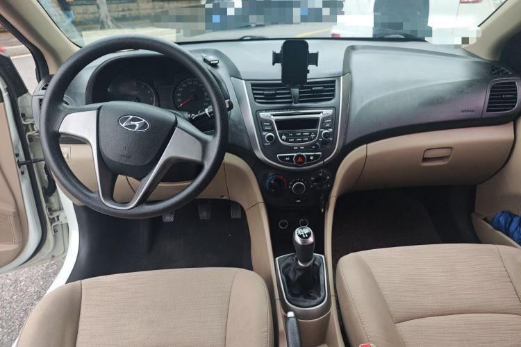 Used Hyundai Verna (older generation) 2014 1.4L Manual Smart GLS Trim Center Console