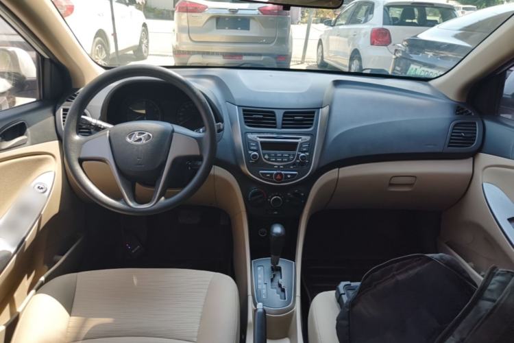 Used Hyundai Verna (older generation) 2014 1.4L Automatic Smart GLS Center Console