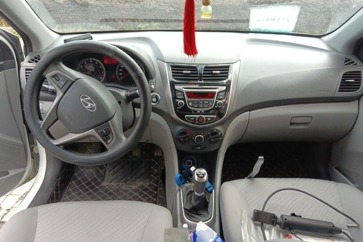 Used Hyundai Verna (older generation) 2014 1.4L Manual Top-Tier Model TOP Center Console
