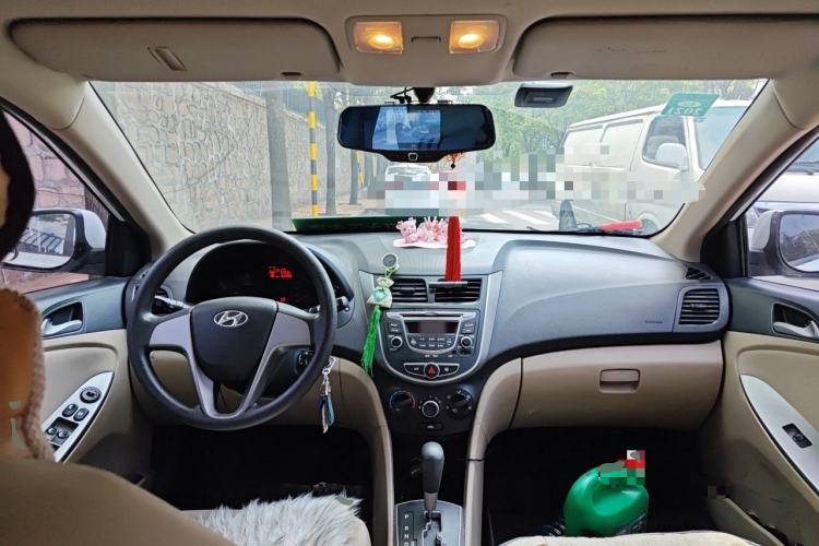 Used Hyundai Verna (older generation) 2014 1.4L Automatic Smart GLS Center Console