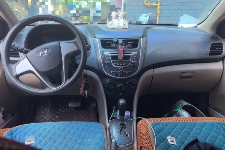 Used Hyundai Verna (older generation) 2014 1.4L Automatic Smart GLS Center Console