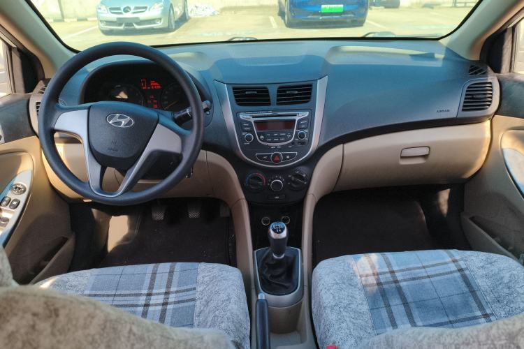 Used Hyundai Verna (older generation) 2014 1.4L Manual Smart GLS Trim Center Console
