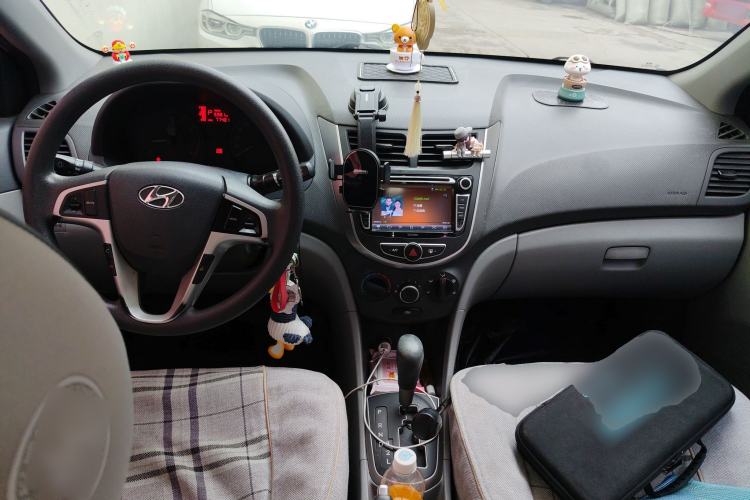 Used Hyundai Verna (older generation) 2014 1.4L Automatic Smart GLS Center Console